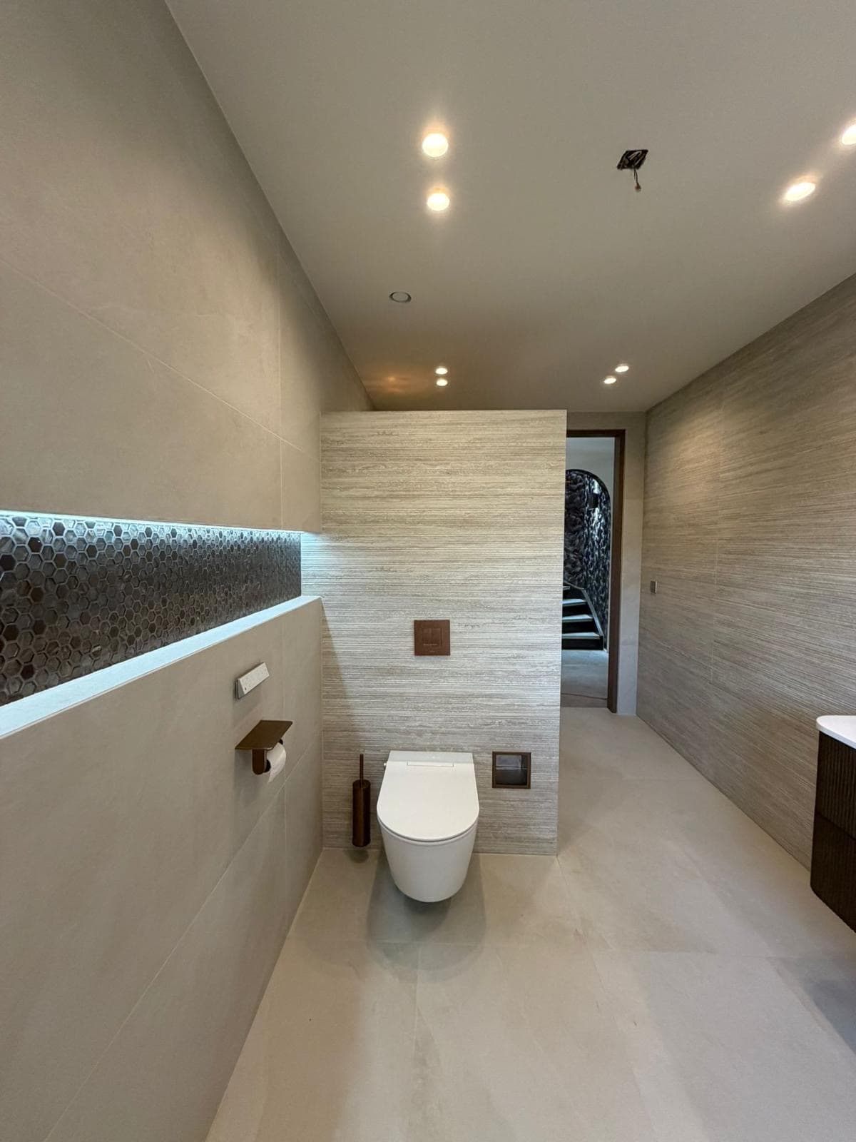 Los toilet met hangend closet en een honingraat-mozaïekstrook — Vesta Lux project in Zeeland